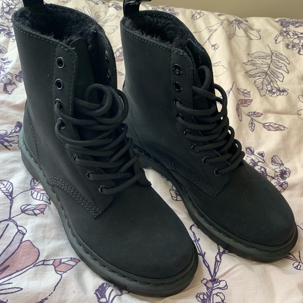 Dr. Martens matte black faux fur boots. Sz7